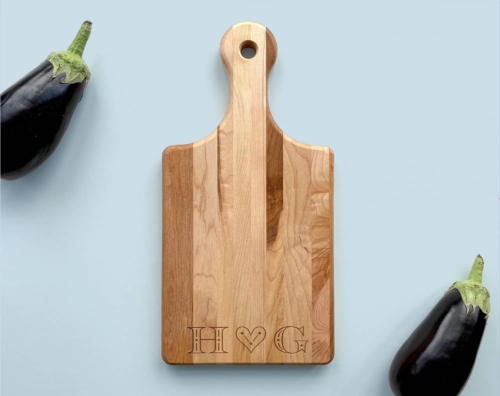 Personalized_and_Engraved_Wood_Serving_Board_With_Handle_Engraved_Initials_2