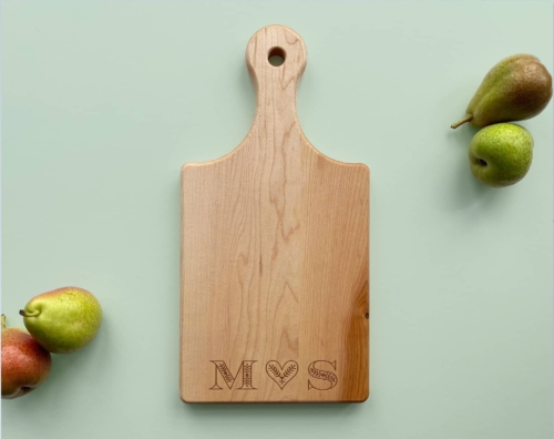 Personalized_and_Engraved_Wood_Serving_Board_With_Handle_Engraved_Initials_Heart
