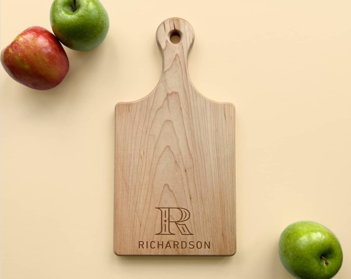 Personalized_and_Engraved_Wood_Serving_Board_With_Handle_Engraved_Name_Initial